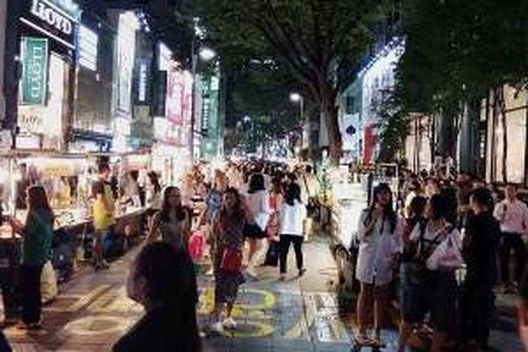 Pengunjung menyesaki kawasan belanja Myeongdong di Seoul, Korea Selatan, Minggu (28/8/2016). Selain penganan tradisional yang dijajakan pedagang kaki lima, toko-tokok di kawasan ini menawarkan aneka produk kosmetik.