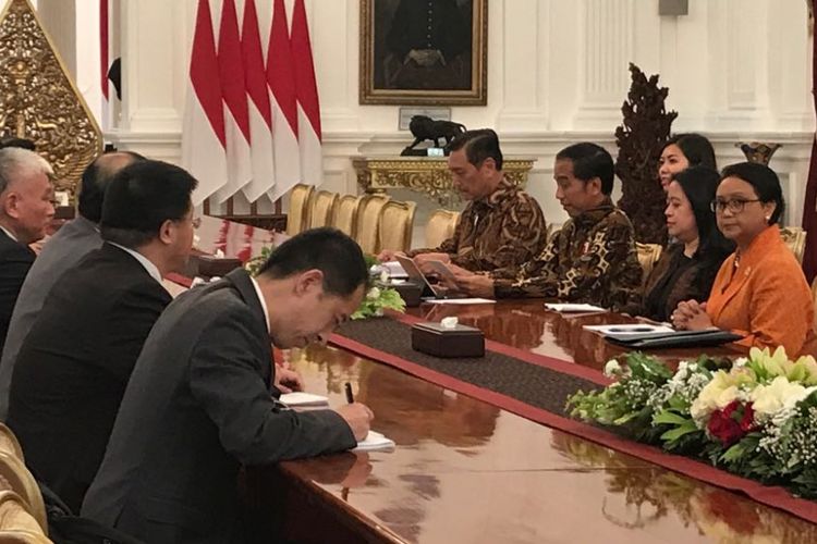 Presiden Joko Widodo saat menerima Wakil Perdana Menteri China Liu Yandong di Istana Merdeka Jakarta, Rabu (29/11/2017).