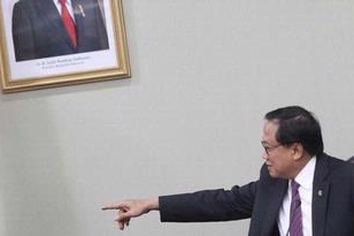 Sekretaris Kabinet Dipo Alam menggelar jumpa pers di kantor Seskab, Jakarta, Senin (12/11/2012). Dalam kesempatan tersebut, Dipo Alam memberikan keterangan soal sumber korupsi di Lembaga Pemerintah.