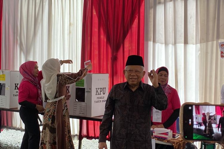 Wakil Presiden Ma'ruf Amin memberikan hak suara untuk Pemilihan Umum (Pemilu) 2024 atau mencoblos di Tempat Pemungutan Suara (TPS) 033, Taman Arcadia Mediterania, RW 14 RT 2, Tapos, Kota Depok, Rabu (14/2/2024). 