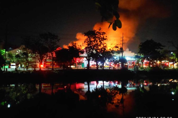 Peristiwa kebakaran yang menghanguskan sebuah gedung pabrik kayu di Jalan Kelasih, Kelurahan Krembangan Utara, Kecamatan Pabean Cantikan, Surabaya, Selasa (24/8/2021).