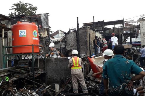 Palyja Alirkan Air dan MCK Gratis di Lokasi Kebakaran Taman Kota