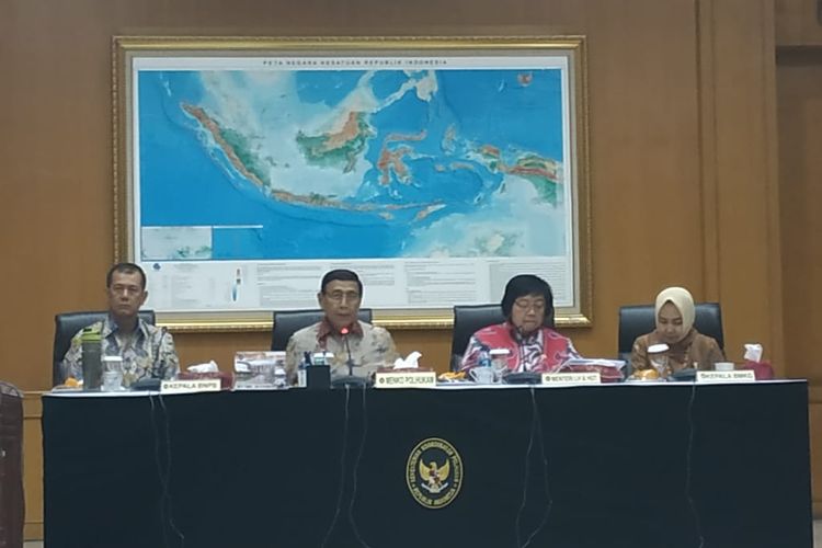 Menteri Koordinator Bidang Politik, Hukum, dan Keamanan, Wiranto, dalamrapat koordinasi khusus terkait karhutla di kantor Kemenko Polhukam, Jakarta Pusat, Jumat (13/9/2019).  