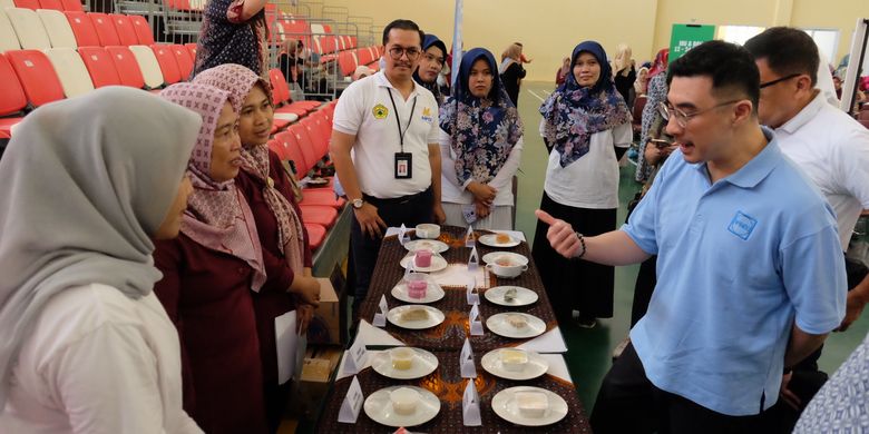Edukasi gizi dengan makanan lokal yang dilakukan dalam program Gerakan Anak Sehat bersama Kolaborasi Inklusif Pengusaha Indonesia Atasi Stunting APINDO.