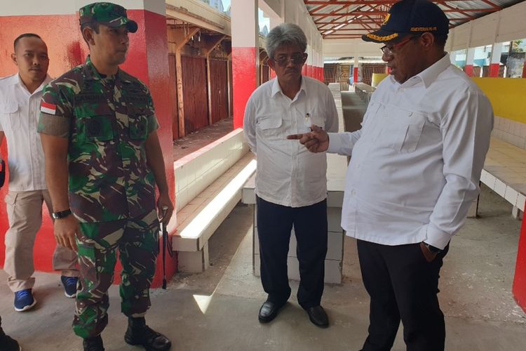 Wamen PUPR Jhon Wempi Wetipo meninjau sejumlah titik yang terdampak kerusuhan Wamena pada 23 September 2019, Jayawijaya, Papua, Kamis (5/12/2019)