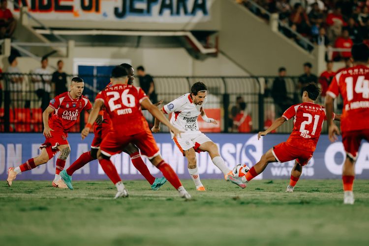 Jordy Bruijn melepas tendangan dalam laga Super League 2025-2026 Persijap vs Bali United di Stadion Gelora Bumi Kartini, Minggu (19/10/2025).