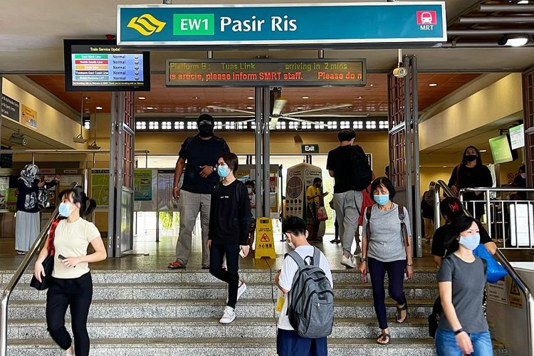 Warga Singapura terlihat berlintasan di depan Stasiun MRT Pasir Ris, Singapura Timur, Jumat sore (22/01/2021). Singapura saat ini telah berada pada fase new normal menghadapi Covid-19 sejak 28 Desember lalu di mana roda kehidupan dan perekonomian sehari-hari telah stabil kembali.
