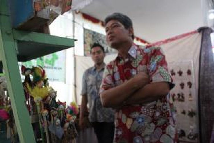 Kepala BKB, Marsis Sutopo, melihat kerajinan tangan yang dipamerkan pada Borobudur Fair 2014 di halaman kantor BKB, kompleks Taman Wisata Candi Borobudur, Magelang, Selasa (9/12/2014). 