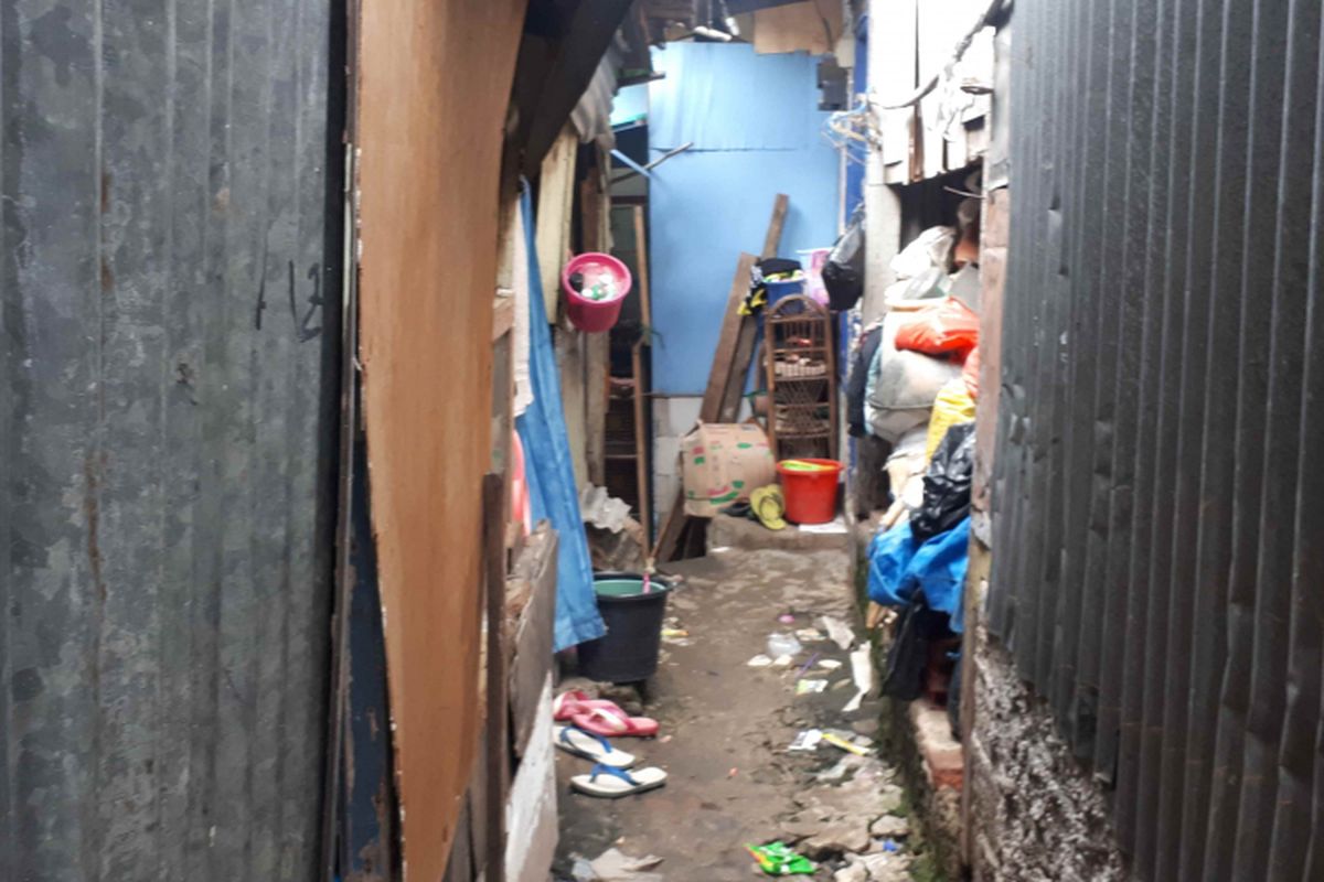 Jalan setapak menuju rumah warga korban penggusuran rusun Petamburan, Jakarta Pusat yang dibangun di atas gorong-gorong saluran air. Foto diambil Rabu (16/1/2019).