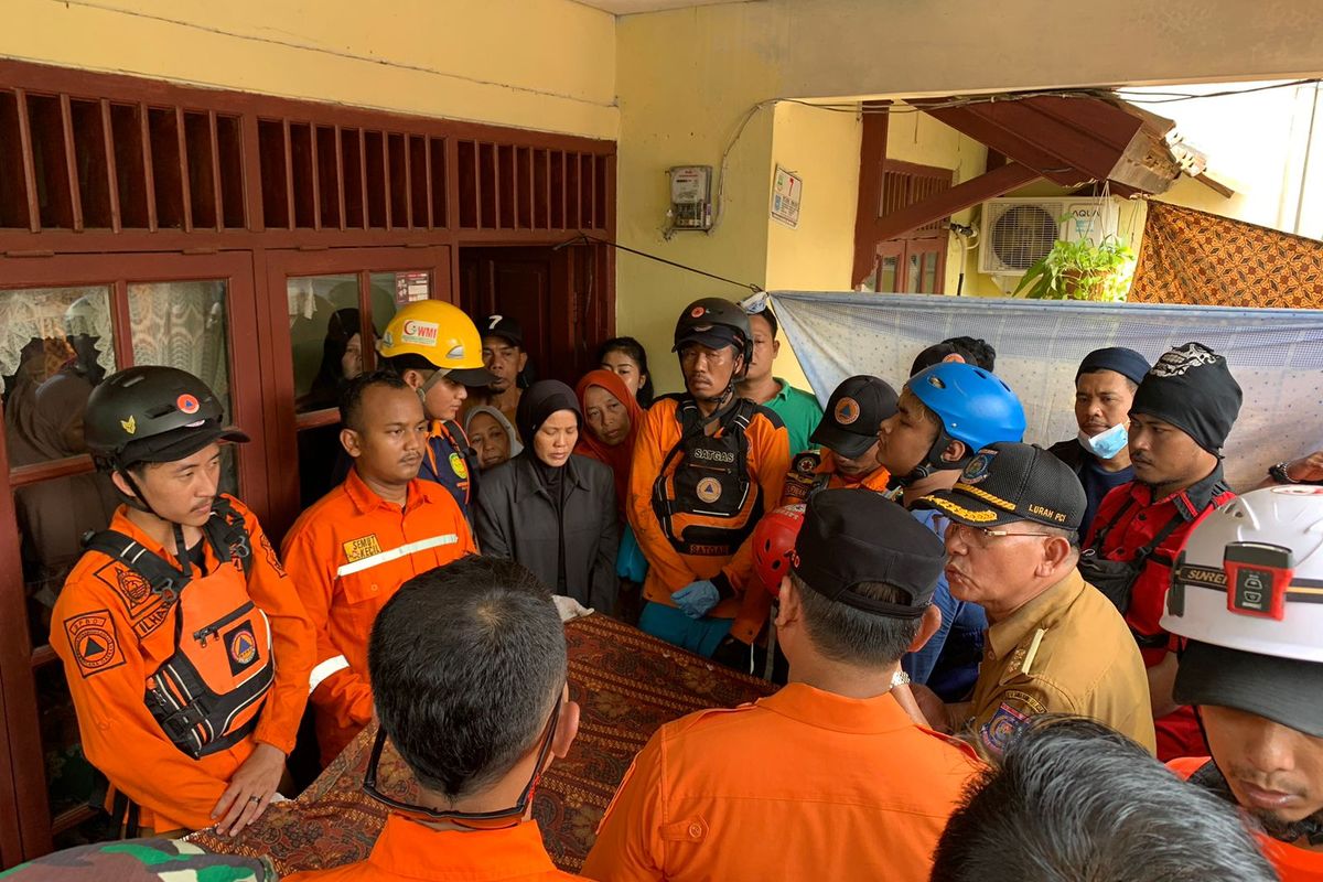 Bocah 4 tahun berinisial D yang hanyut di selokan kawasan Pondok Cabe, Pamulang, Tangerang Selatan, ditemukan dalam kondisi meninggal dunia, Senin (22/5/2023) pukul 11.40 WIB. Tim SAR Gabungan berhasil menemukan D sejauh 4,5 kilometer dari tempat kejadian perkara atau titik awal hilangnya korban.