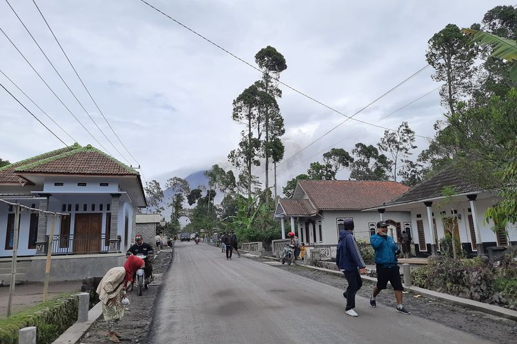 Warga di Desa Supit Urang, Kecamatan Pronojiwo berlarian ketika melihat awan pekat membumbung dari Gunung Semeru, Senin (6/12/2021).