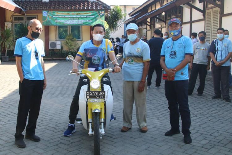 Bupati Lamongan Yuhronur Efendi (mengendarai sepeda motor) bersama para ASN di Lamongan kompak mengenakan jersey Persela Lamongan, Jumat (23/4/2021).