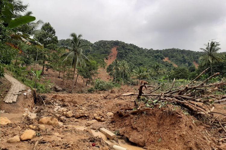 Sejumlah titik longsor yang terjadi di Kabupaten Lebak, Banten. Longsoran itu disebut menjadi penyebab banjir bandang dahsyat menerjang enam kecamatan di Kabupaten Lebak, Rabu (1/1/2020).