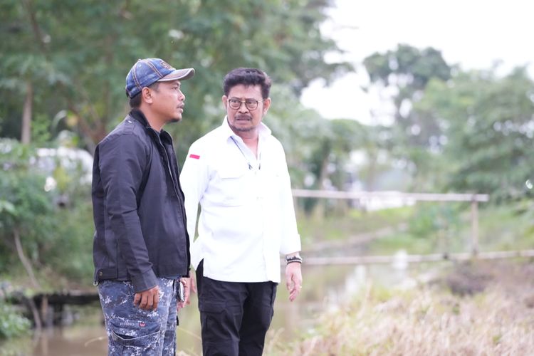  Menteri Pertanian (Mentan) Syahrul Yasin Limpo (SYL) saat memantau salah satu daerah yang terkena dampak banjir paling parah di Desa Ciptamargi, Cilebar, Karawang, Jabar, Kamis (2/3/2023).
