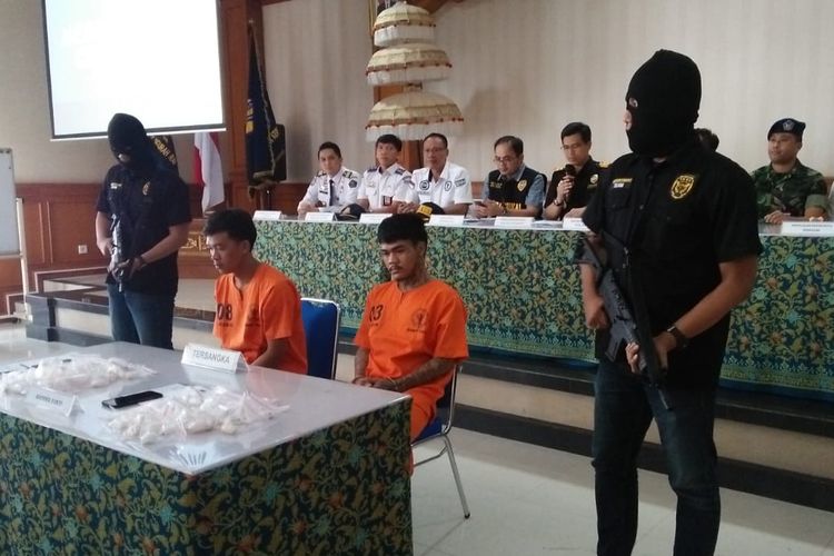 Warga negara Thailand yang diamankan petugas karena menyelundupkan narkotika dengan cara ditelan