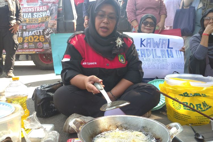 Tak Hanya Bentangkan Poster, Ibu-ibu Demo SPMB Jabar Juga Masak di Jalan