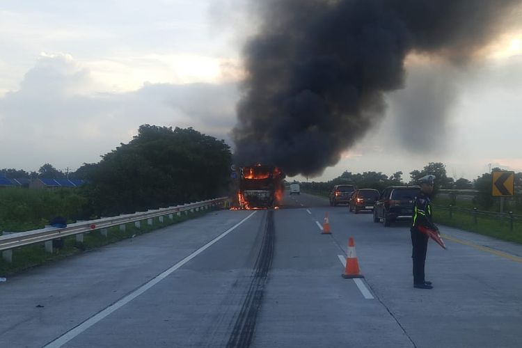 Bus Pahala Kencana dengan Nopol B 7426 TK terbakar di jalan tol Jombang - Mojokerto, Jawa Timur, Rabu (17/4/2024).