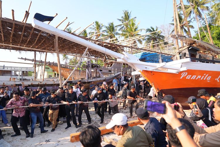 Kemeriahan tradisi Annyorong Lopi atau mendorong perahu yang menjadi salah satu rangkaian Festival Phinisi, yang digelar Pemerintah Kabupaten Bulukumba. 