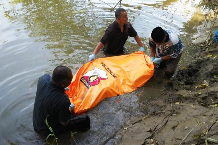 Polisi dan warga mengangkat mayat narapidana yang kabur dari Rutan Lhoksukon di Krueng Keureuto,  Desa Pante, Kecamatan Lhoksukon, Kabupaten Aceh Utara, Aceh, Selasa (18/6/2019)