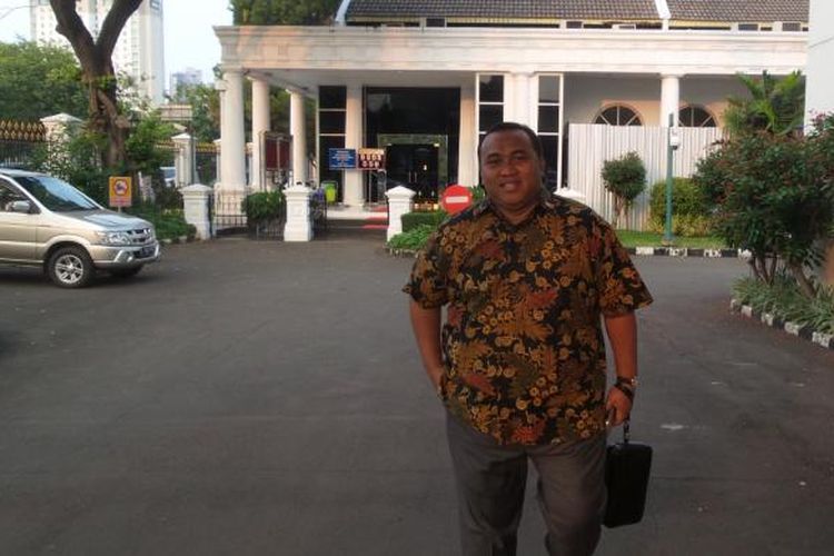 Presiden KSPSI Andi Gani Nena Wea saat keluad dari Istana Presiden Selasa (26/7/2016).