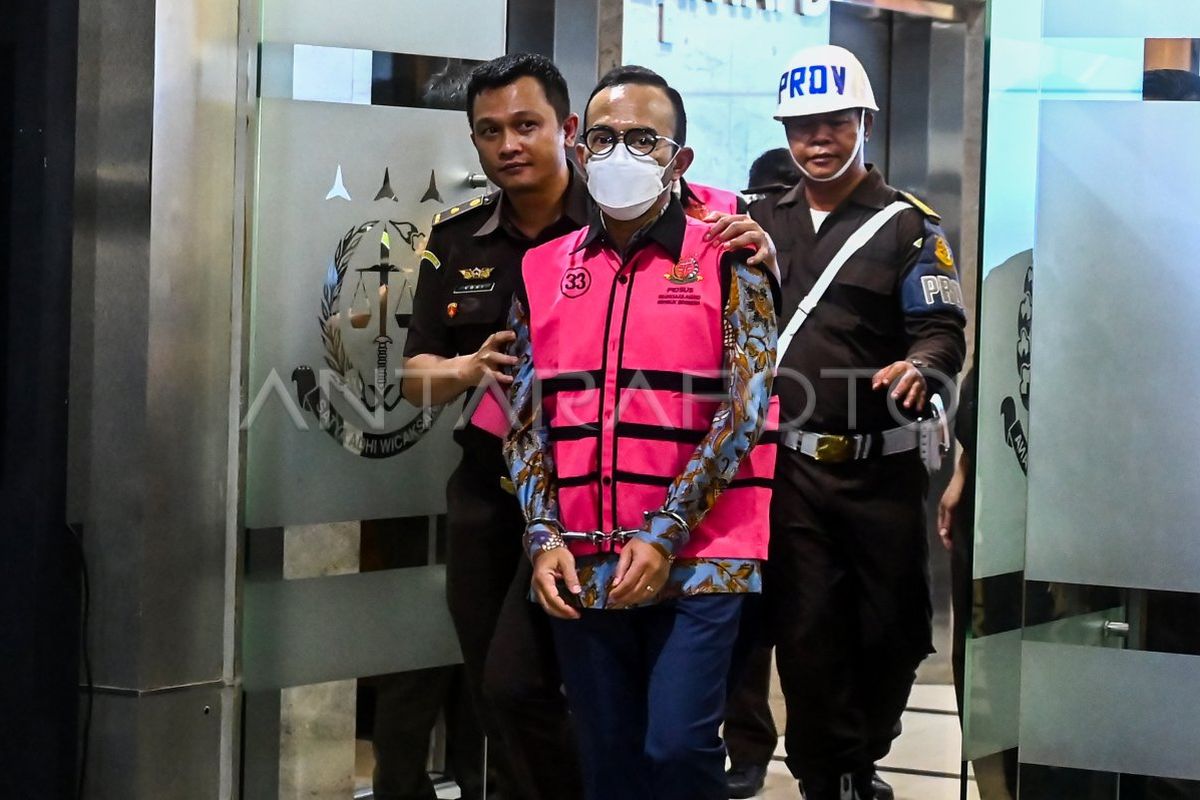 Direktur Utama PT Pertamina Patra Niaga Riva Siahaan (tengah) berjalan memasuki mobil tahanan usai ditetapkan sebagai tersangka kasus dugaan korupsi dalam tata kelola minyak mentah dan produk kilang pada PT Pertamina Subholding dan Kontraktor Kontrak Kerja Sama (KKKS) tahun 2018â??2023 di Kejaksaan Agung, Jakarta, Selasa (25/2/2025). 