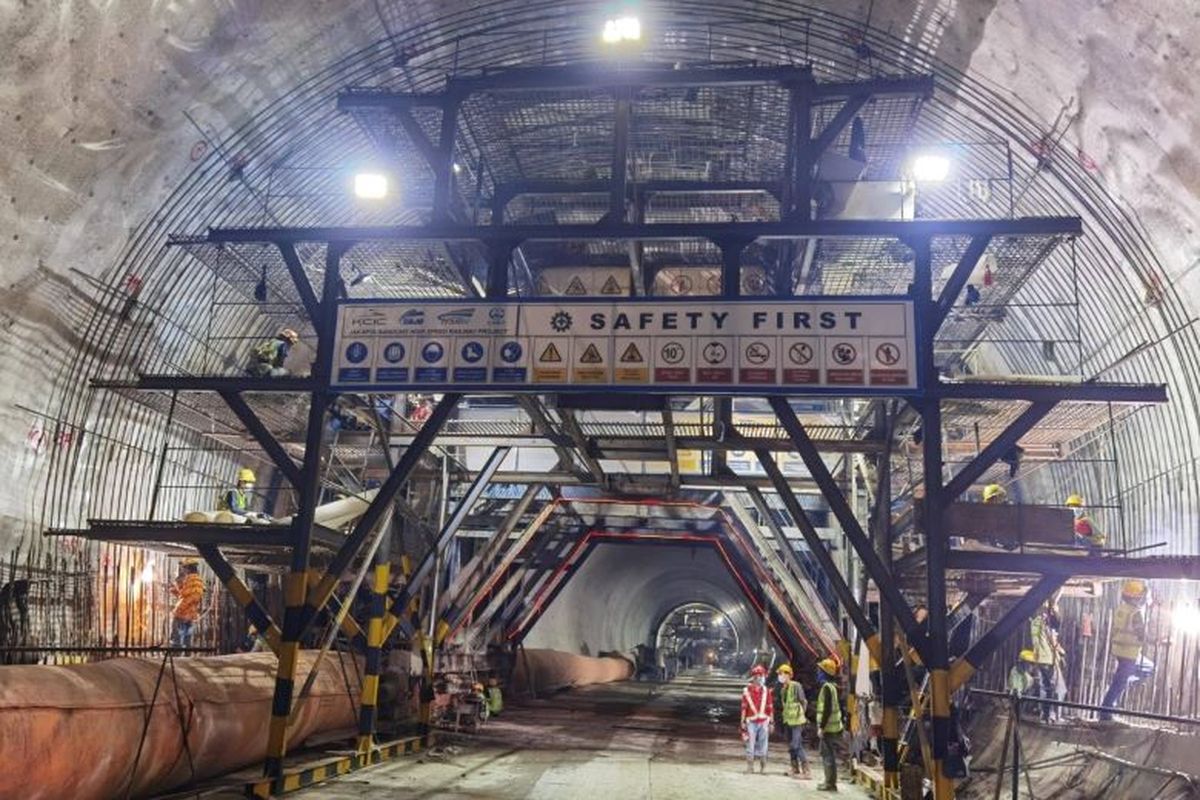 Konstruksi mekanis diadopsi pada Terowongan No. 6 Kereta Cepat Jakarta-Bandung untuk memastikan keselamatan dan penyelesaian tepat waktu.