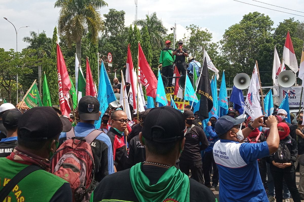 Gelombang aksi massa buruh terus memadati pintu gerbang pemerintahan Kantor Bupati Bogor di Cibinong, Kabupaten Bogor, Jawa Barat, Jumat (16/10/20) siang.