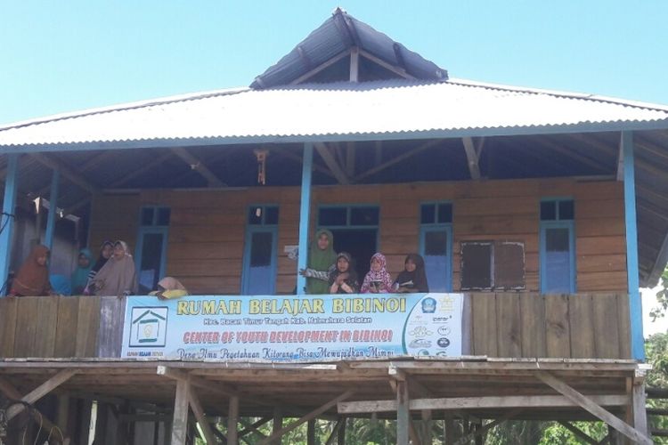 Anak-anak Rumah Belajar Bibinoi yang dibuka di atas teras rumah panggung di Desa Bibinoi, Kecamatan Bacan Timur Tengah, Kabupaten Halmahera Selatan (Halsel), Provinsi Maluku Utara.