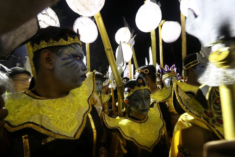 Peserta karnaval malam hari dengan mengenakan kostum unik melewati sejumlah jalan protokol di Kota Kediri, Jawa Timur, Sabtu (29/7) malam. Kediri Ningt Carnival yang diikuti oleh sedikitnya 2.500 peserta tersebut sebagai peringatan HUT ke-1.138 Kota Kediri.