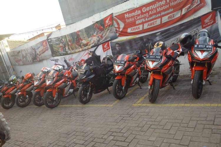 Tenaga penjual diler Wing Wahana Makmur Sejati mengajak para konsumen CBR250RR touring.