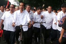 Di Belakang Jokowi, Jusuf Kalla Berusaha Gowes Sepeda Dibantu Ajudan