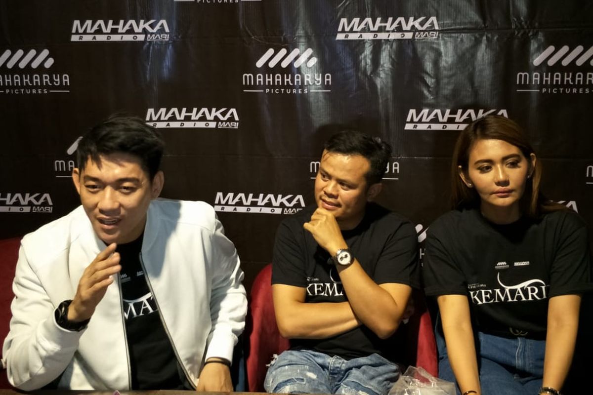 Jumpa pers film dokumenter Seventeen Kemarin di kawasan Tebet, Jakarta Selatan, Selasa (29/10/2019). Terlihat di dalamnya Ifan Seventeen, istri Herman Seventeen Juliana Mochtar, dan Dandy Renaldo selaku produser.