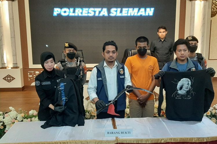 Kasat Reskrim Polresta Sleman AKP Riski Adrian saat menunjukan senjata tajam jenis celurit yang digunakan pelaku GL (18) melukai dua orang korban. Sedangkan pelaku YA sebagai joki, meninggal dunia usai menabrak pemotor saat melarikan diri.