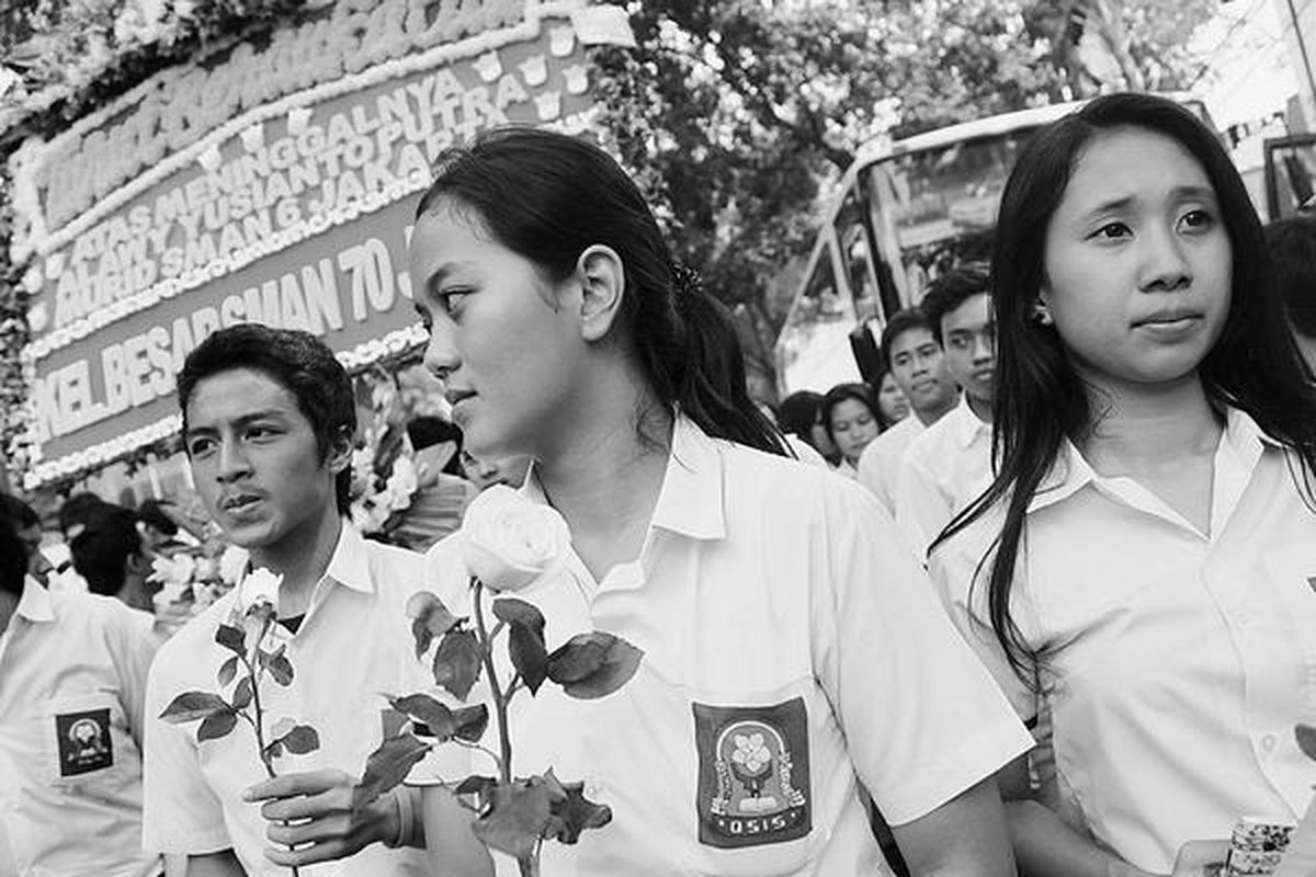 Siswa SMA Negeri 70 membawa karangan bunga untuk ditempatkan di lokasi tawuran  antara SMA Negeri 70 dan SMA Negeri 6 di kawasan Bulungan, Jakarta Selatan, Senin (1/10).  Kemarin merupakan hari pertama mereka kembali bersekolah setelah diliburkan selama lima hari sejak  peristiwa tawuran yang menewaskan pelajar Alawy  Yusianto Putra, siswa SMA Negeri 6.