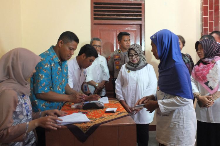 Bupati Gunungkidul Badingah (Jilbab Hijau motif) dalam peluncuran Penyaluran Bantuan Sosial Non Tunai PKH Skema Non Flat 2019  di Balai Desa Semin, Kecamatan Semin Rabu (20/2/2019) 