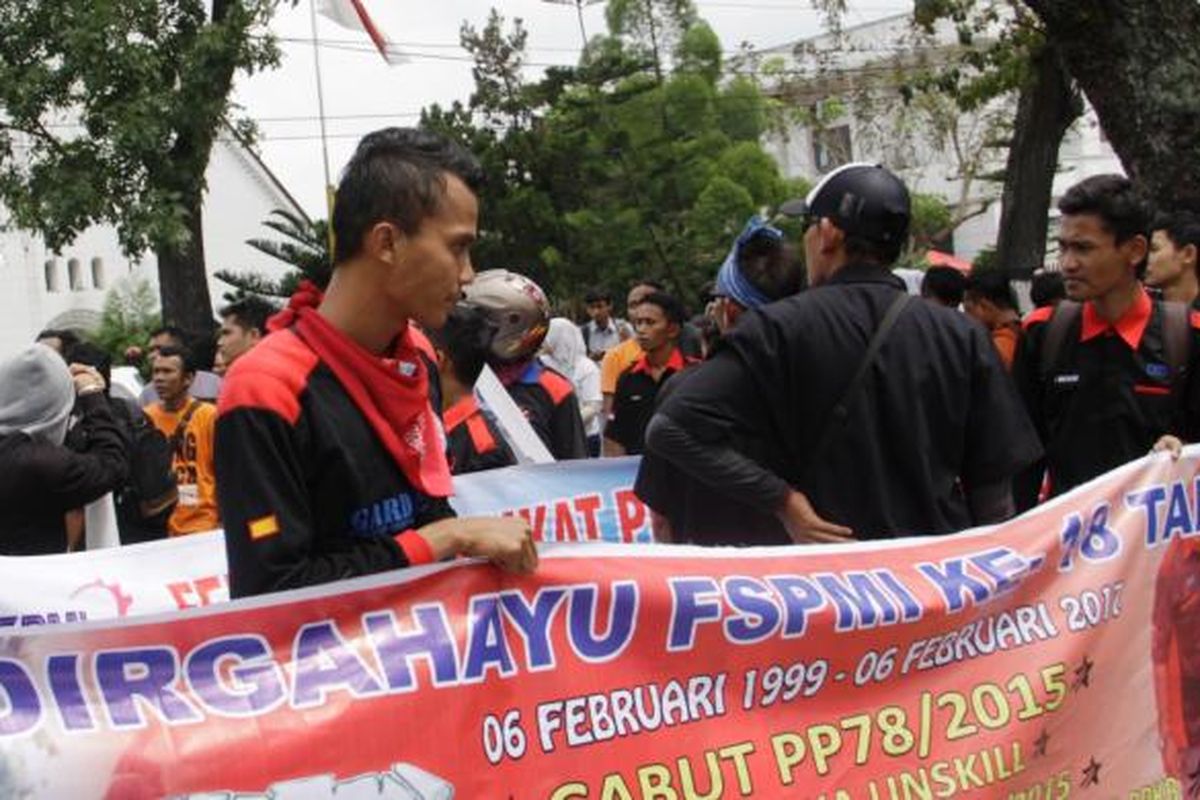 Buruh di Medan tuntut penghapusan upah murah dan menolak masuknya tenaga kerja asing, Senin (6/2/2017)