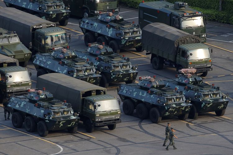 Kendaraan militer terpakir di area Stadion Shenzhen Bay di Shenzhen yang berbatasan dengan Hong Kong, pada 15 Agustus 2019.