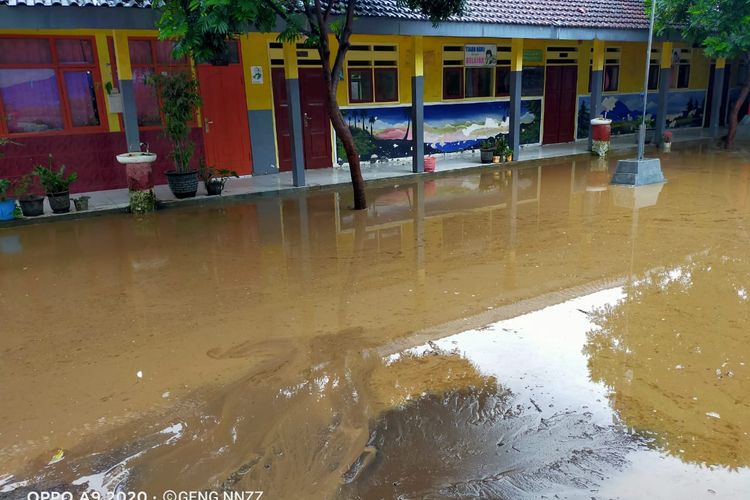 Halaman SDN 2 Sumbersalak di Kecamatan Ledokombo Jember yang tergenang air karena luapan sungai gila