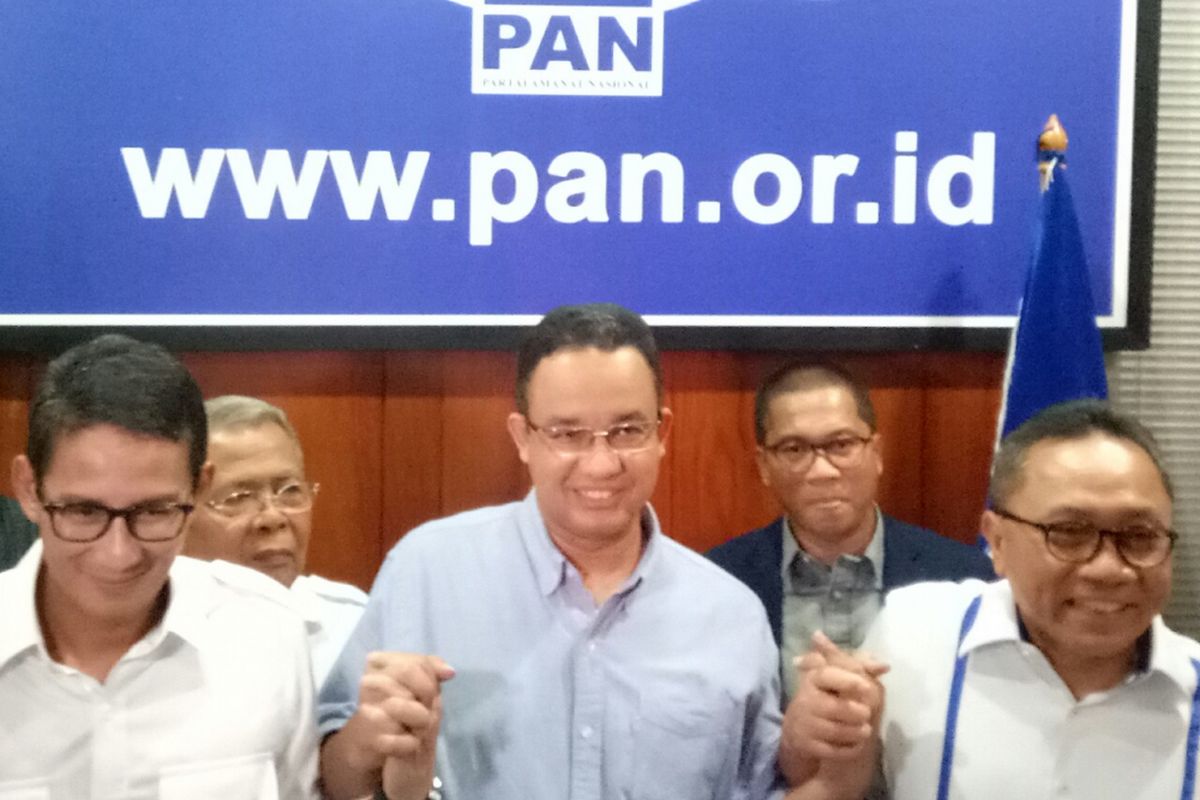 Ketua Umum PAN Zulkifli Hasan bersama Anies Baswedan - Sandiaga Uno dalam acara evaluasi pemenangan Anies-Sandi di Kantor DPP PAN, Jakarta, Rabu (3/5/2017)