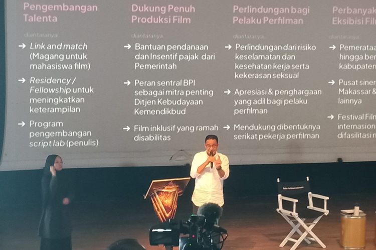 Calon presiden nomor urut 1, Anies Baswedan saat dialog bersama pelaku perfilman di Gedung Pusat Perfilman Usmar Ismail, Kuningan, Jakarta Selatan, Sabtu (20/1/2024).