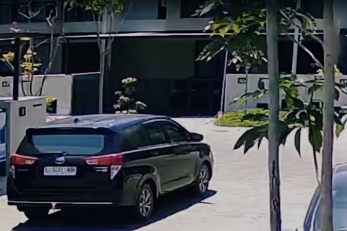 Mobil yang digunakan pembobol rumah di perumahan Surabaya. Dalam tempo 30 menit pada hari yang sama, tiga rumah dibobol maling.