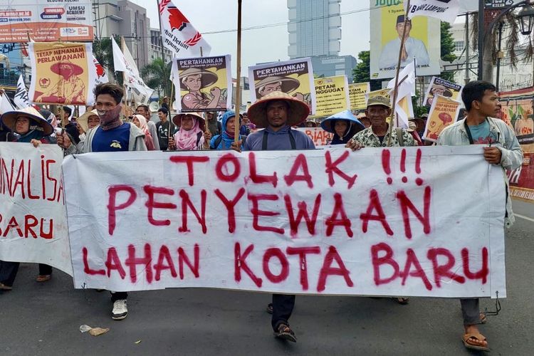 Para petani dari Serikat Petani Lampung (SPL) melakukan demonstrasi di Tugu Adipura, Bandar Lampung, Rabu (29/5/2024). Massa menuntut penuntasan kasus konflik agraria di Lampung.