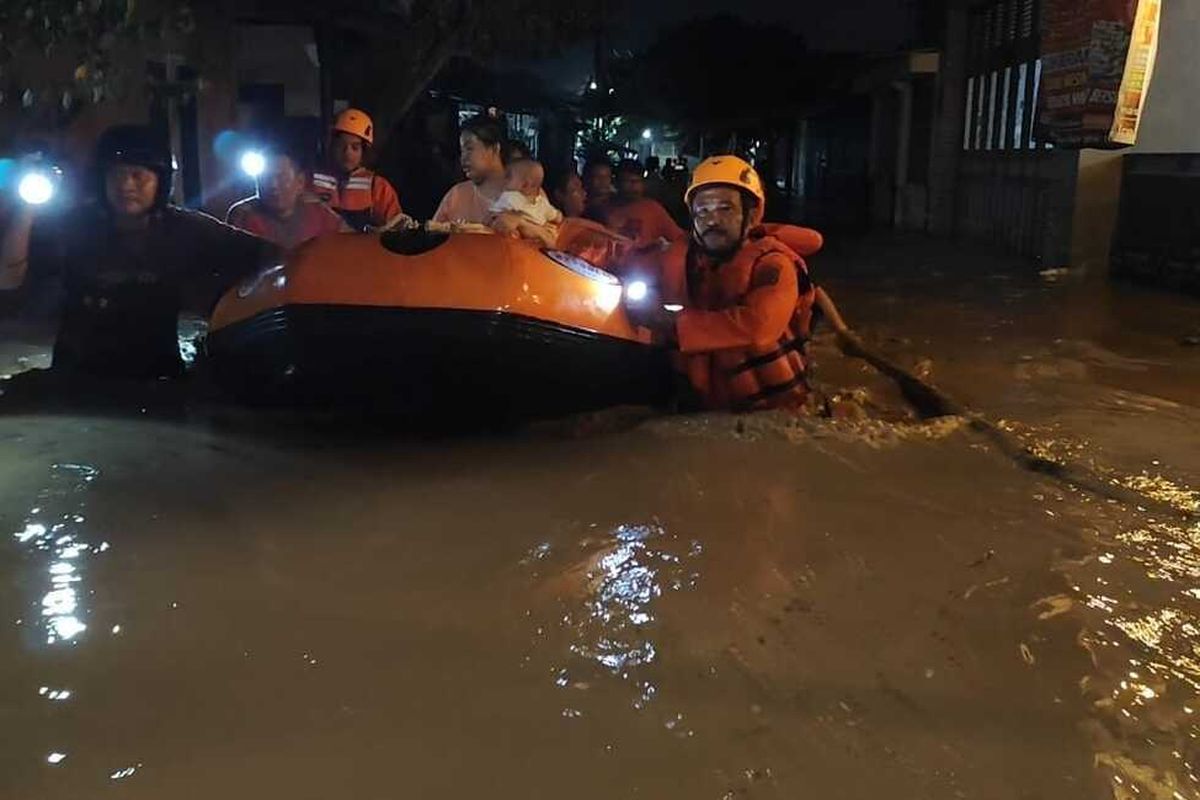 Evakuasi Banjir Cirebon Dramatis, Warga Temukan Anaknya di Pengungsian