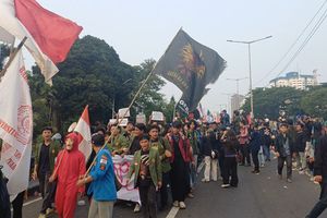 Suasana Demo di DPR: Mahasiswa Long March, Rapatkan Barisan Cegah Disusupi Provokasi