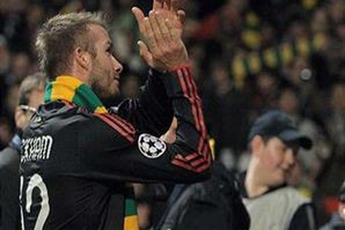 Gelandang AC Milan yang juga mantan pemain Manchester United (MU), mengenakan syal hijau-emas, lambang perlawanan pendukung MU kepada pemilik klub, Malcolm Glazer, usai laga leg kedua 16 besar Liga Champions, Rabu (10/3/2010).