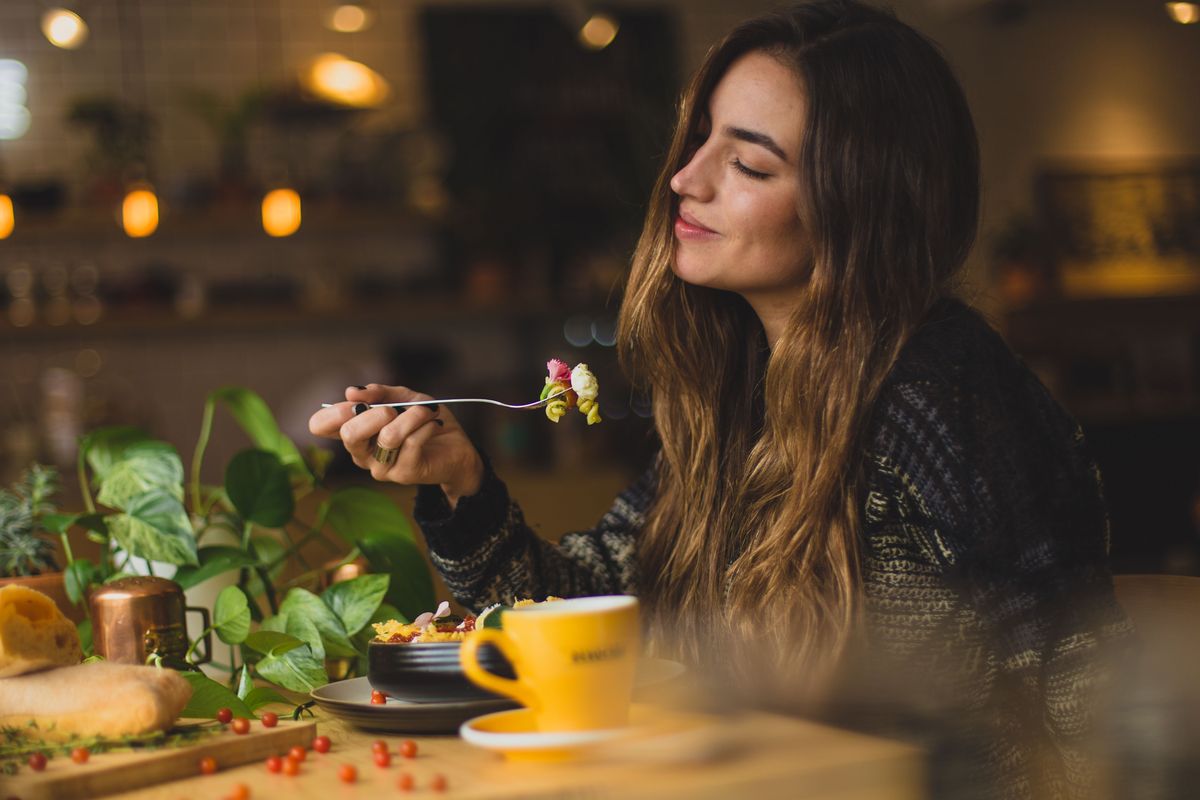 Banyak orang yang percaya bahwa makan malam bikin gemuk. Namun, tidak semata-mata makan malam bisa membuat gemuk. 