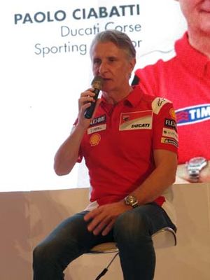 (Kiri ke kanan) Pebalap Ducati Jorge Lorenzo dan Andrea Dovizioso, serta  Ducati Corse Sporting Director Paolo Ciabatti, di Jakarta, Rabu (1/2/2018).