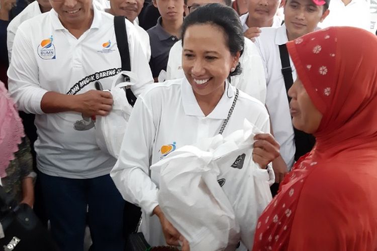 Menteri BUMN Rini Soemarno membagikan sembako murah kepada warga Kecamatan Petarukan, Pemalang, Jawa Tengah.