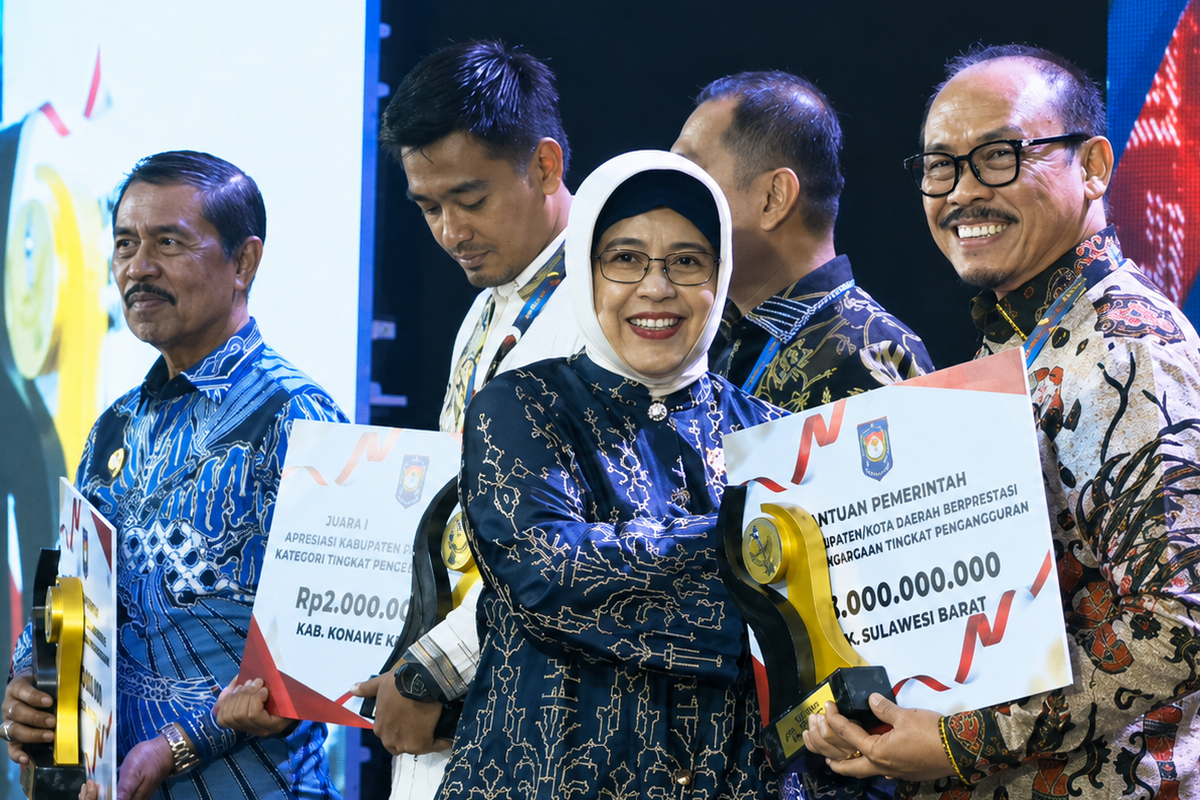 Kepala BPS Amalia Adininggar Widyasanti menyerahkan penghargaan kepada Gubernur Sulbar Suhardi Duka di Hotel Claro, Kota Kendari, Sulawesi Tenggara (Sulteng), Jumat (29/5/2026).