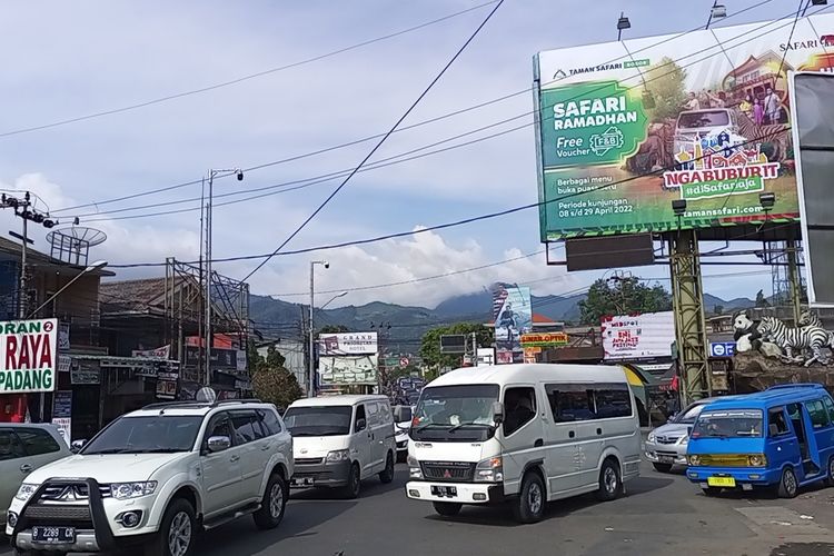 Satuan Lalu Lintas Polres Bogor, Jawa Barat, mencatat ada kenaikan jumlah kendaraan wisatawan yang mengarah ke kawasan wisata Puncak Bogor. Peningkatan arus kendaraan tersebut mulai terlihat sejak H+1 atau satu hari setelah Lebaran, Selasa (3/5/2022). Petugas kepolisian melakukan rekayasa lalu lintas satu arah atau one way sejak pagi sampai sore ini. Dalam pantauan Kompas.com, para wisatawan yang menggunakan berbagai macam kendaraan mulai menyerbu kawasan wisata Puncak. Hal itu terlihat dari antrean kendaraan di beberapa titik tempat wisata seperti Cimory hingga Taman Safari. Kendaraan yang didominasi oleh pelat luar Bogor ini terus memadati beberapa titik tempat wisata. Berbagai usaha dilakukan oleh mereka agar bisa menikmati tempat wisata. Bahkan, tak jarang dari mereka ditegur petugas karena nekat menerobos rambu-rambu lalu lintas saat diterapkannya one way. Karena kepadatan itu, polisi harus mengganti sistem ganjil genap dengan menerapkan pola rekayasa satu arah. Hal tersebut dilakukan karena arus lalu lintas yang mengarah ke Puncak terus meningkat. Memang sesuai prediksi kami akan didominasi wisatawan, bahkan sampai besok hingga hari sekian juga bisa terjadi kepadatan. Oleh krena itu kami sudah siagakan 175 personel, kata Kasatlantas Polres Bogor AKP Dicky Anggi Pranata di lokasi.